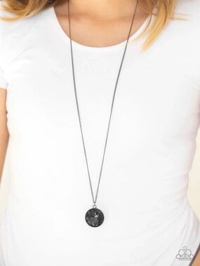 Paparazzi Dauntiess Diva Black Necklace
